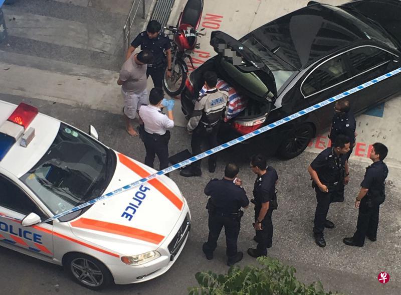 身形胖硕的男子弃车打赤脚逃走，但警方最后还是将他逮捕，并从车里搜出一袋漏税烟。