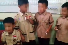 印尼小学生吸烟被发现 校长竟罚他们抽更多烟