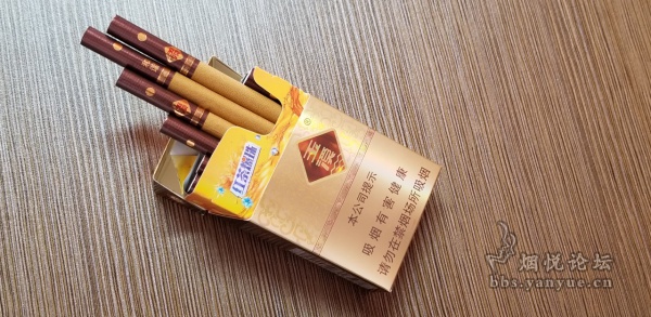 玉溪和谐红茶爆珠香烟品尝：新版整体层次感比老版更加丰富细腻