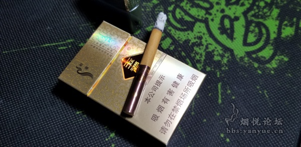 玉溪和谐红茶爆珠香烟品尝：新版整体层次感比老版更加丰富细腻