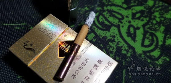 玉溪和谐红茶爆珠香烟品尝：新版整体层次感比老版更加丰富细腻