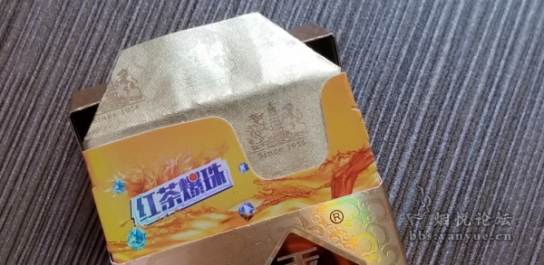 玉溪和谐红茶爆珠香烟品尝：新版整体层次感比老版更加丰富细腻