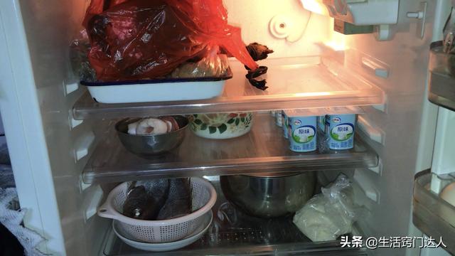 香烟和食盐放在一起可祛除异味