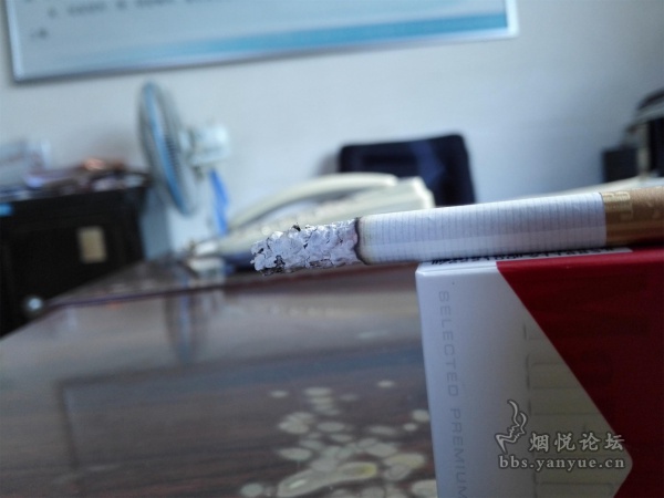 澳门硬盒红色万宝路香烟品鉴：
