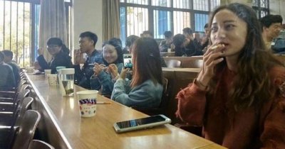 中国大学现「烟草科系」 学生课堂可集体抽烟