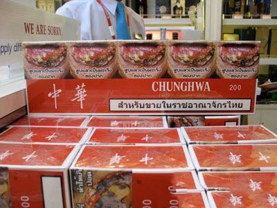 烟盒印恐怖图片就能控烟？到香港买一包就知道了