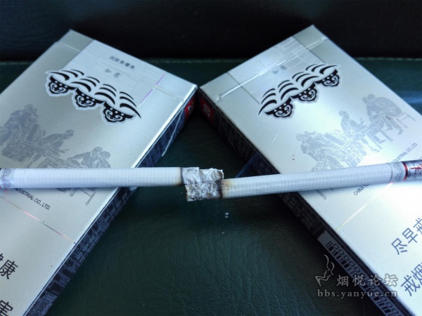 宽窄如意细支香烟品尝：随温而变，浓香润甜。细腻柔美，忽隐忽现。
