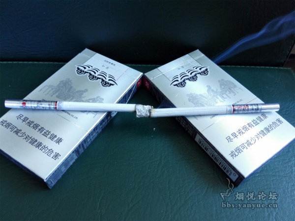 宽窄如意细支香烟品尝：随温而变，浓香润甜。细腻柔美，忽隐忽现。
