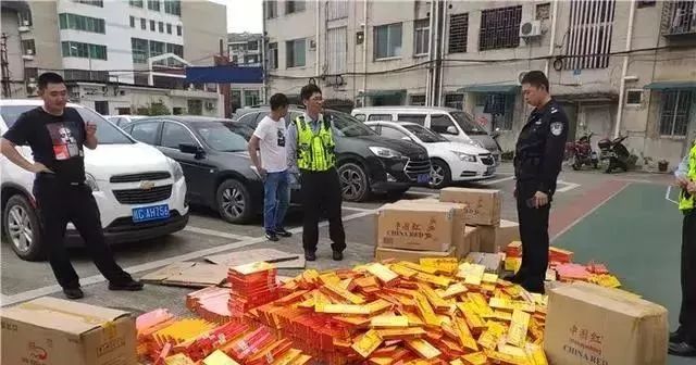一套牌车在桂林高速被抓，搜出1595条走私烟+8套假车牌