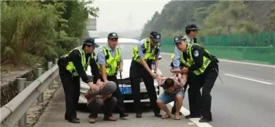 一套牌车在桂林高速被抓，搜出1595条走私烟+8套假车牌