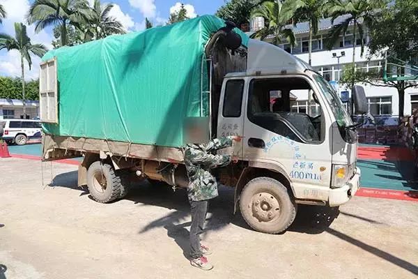 西盟孟连两地警方联手查获非法运输卷烟9000条