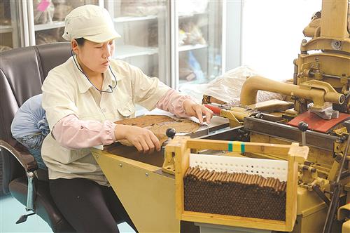 操作人员在制备机制雪茄茄衣。 