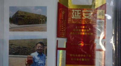 男子30年收藏两万余个烟标 年代最久的是清朝烟标
