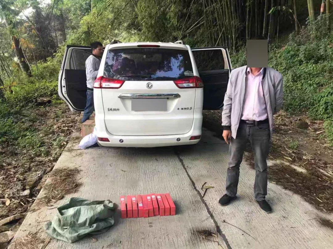 勐卡镇同一量面包车两天连续被查获假冒香烟