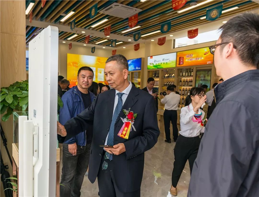 新兴首家:云浮20支公司“新兴裕华南路卷烟零售直营店”开业啦
