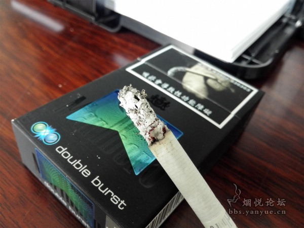 台湾双爆冰黑蓝万宝路香烟品鉴：烟气不够通透 免税版品质低劣