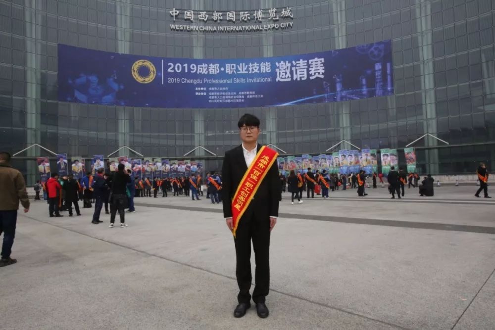成都卷烟厂职工获“成都市五一劳动奖章”等三项荣誉称号