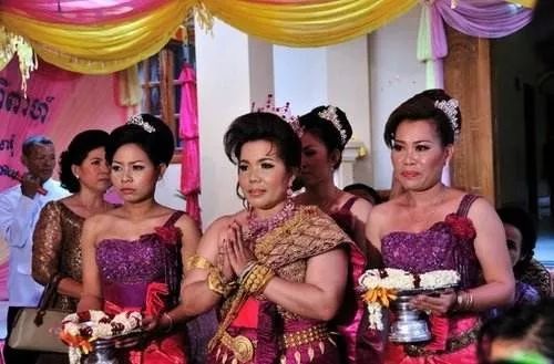 柬埔寨特殊风俗：少女婚前必须学会吸烟